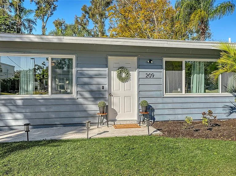 209 Briggs Ct — Photo 2