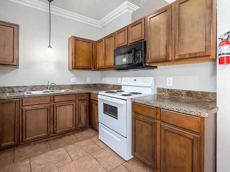Meridian Place Apartments — Photo 29