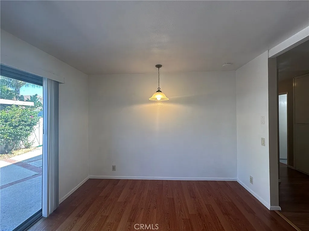 3 bed, 1084 sqft, $3,780 — Photo 2