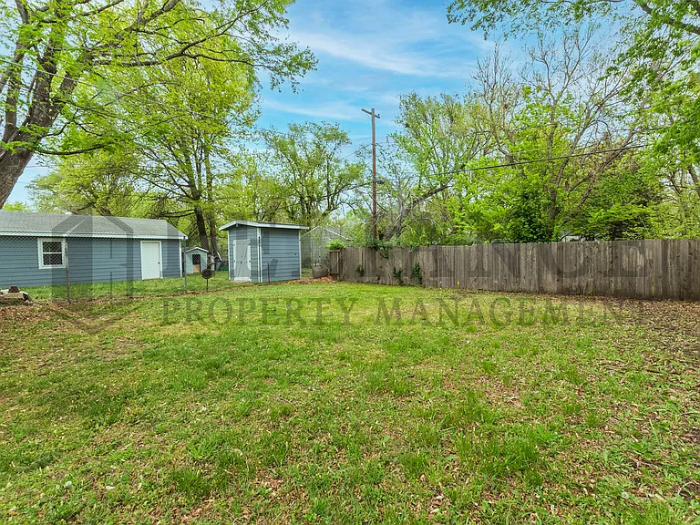 2106 S Madison Ave — Photo 20
