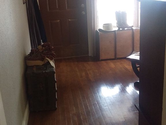 4th image of 749 Sammons St