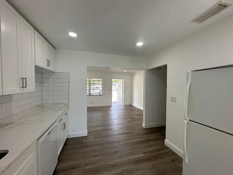 1404 SE 3rd Ter — Photo 13