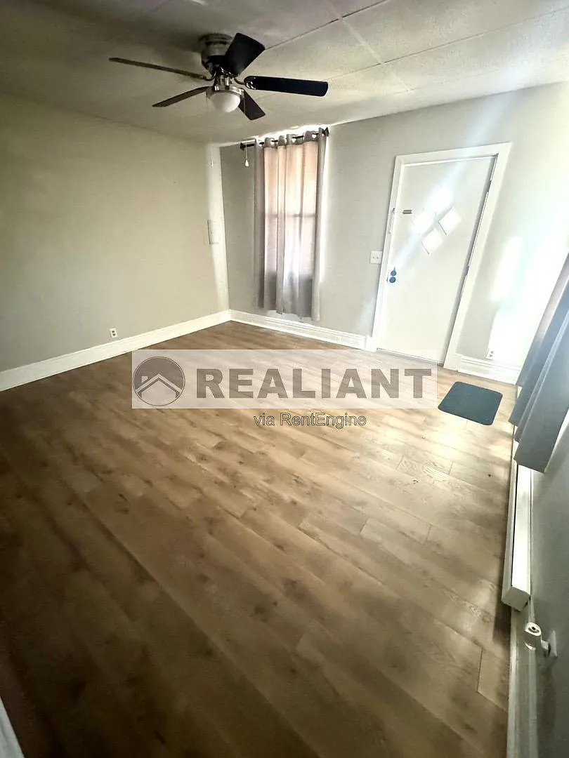 1 bed, 1.0 bath, $995 — Photo 4