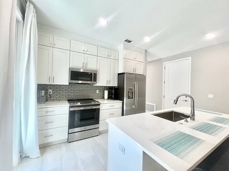 213 Allen St — Photo 6