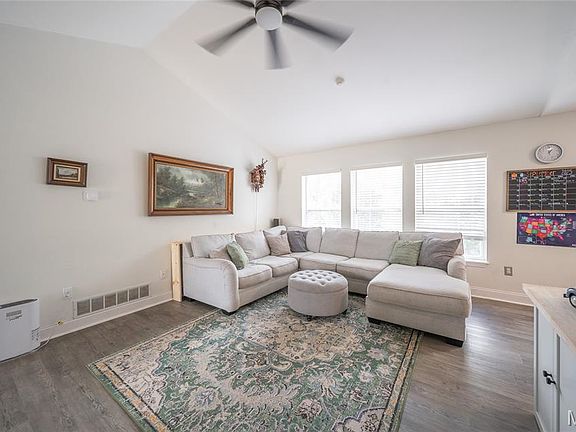 3rd image of 114 Pioneer Ct