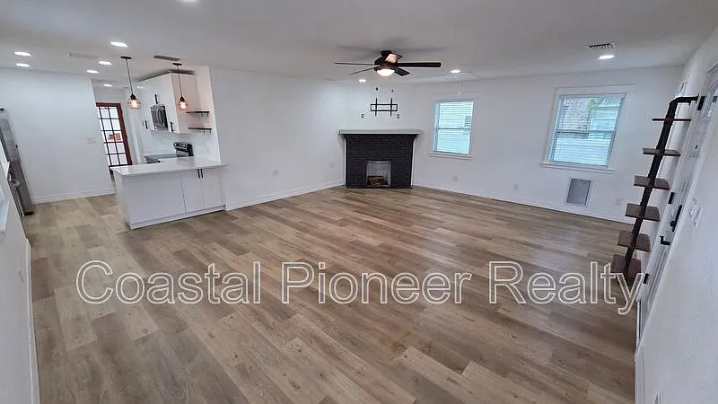 2 bed, 2.0 bath, 1200 sqft, $3,000 — Photo 2