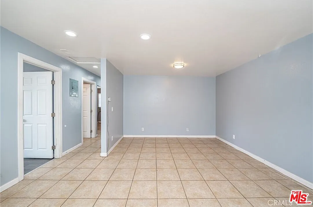 3 bed, 1.0 bath, 1000 sqft, $3,500 — Photo 1
