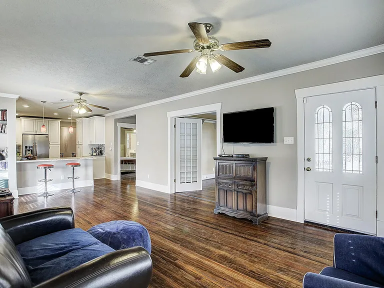 801 Le Green St — Photo 2