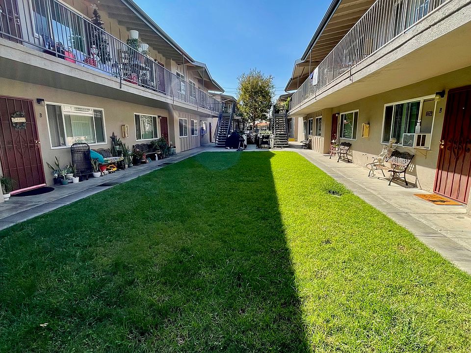 Lisa Manor Courtyard
