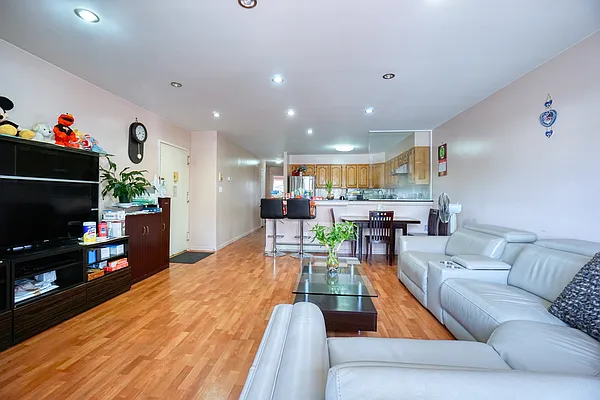 Sold by Momentum Real Estate LLC | media 1