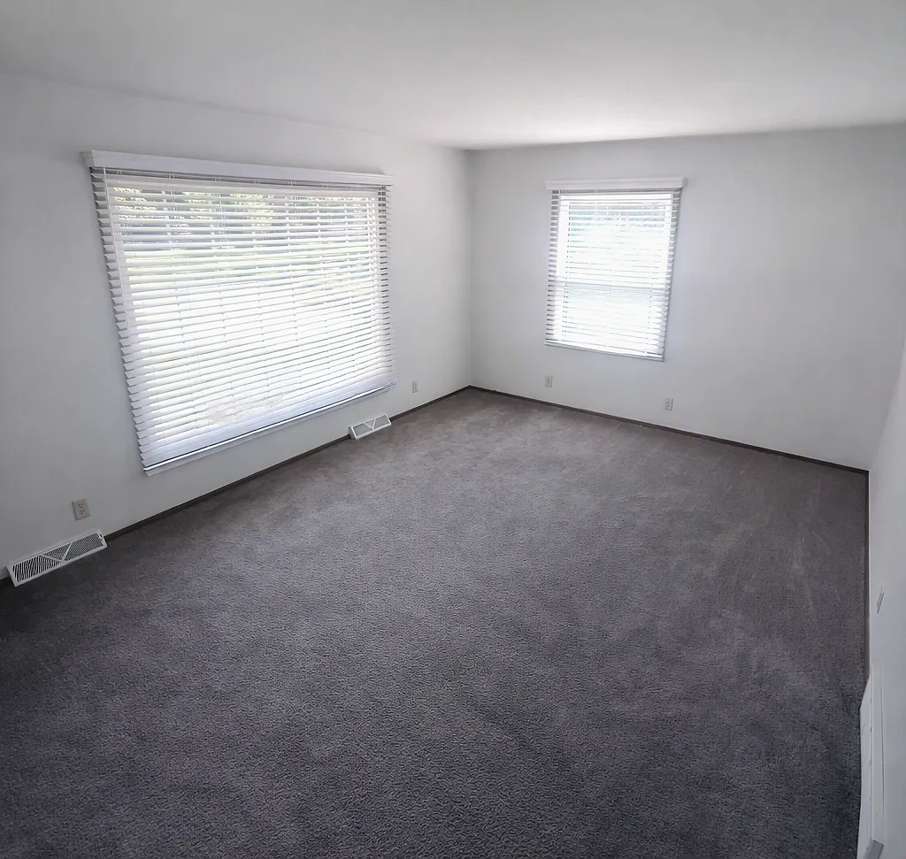 1074 Lowell Dr — Photo 4