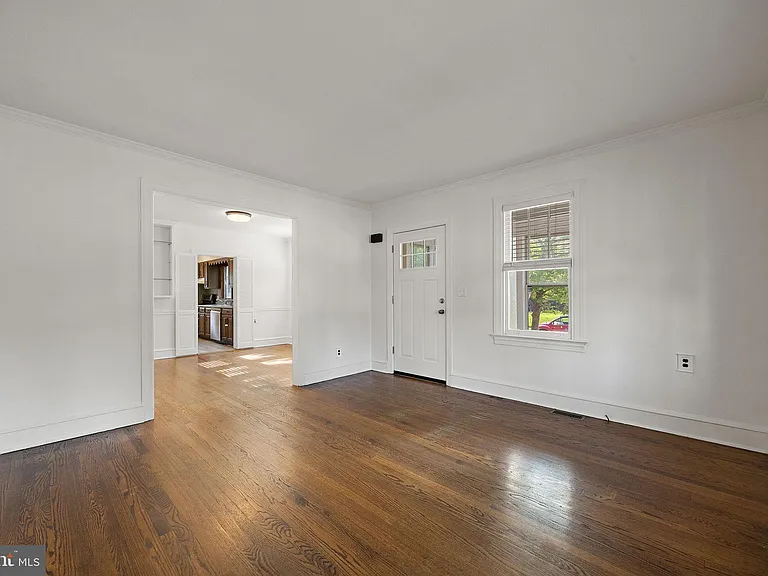 101 Curtis Ave — Photo 4