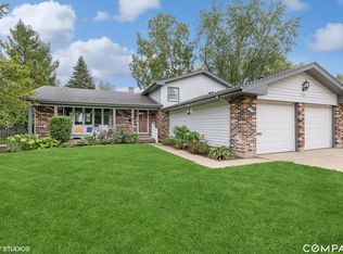 917 Abbington Dr, Crystal Lake, IL 60014