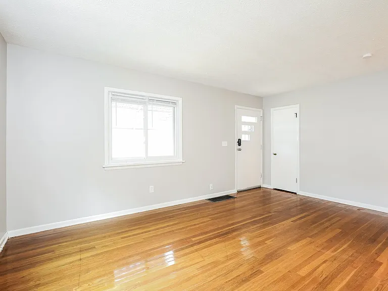 1047462_020_living_room_12888670.jpg
