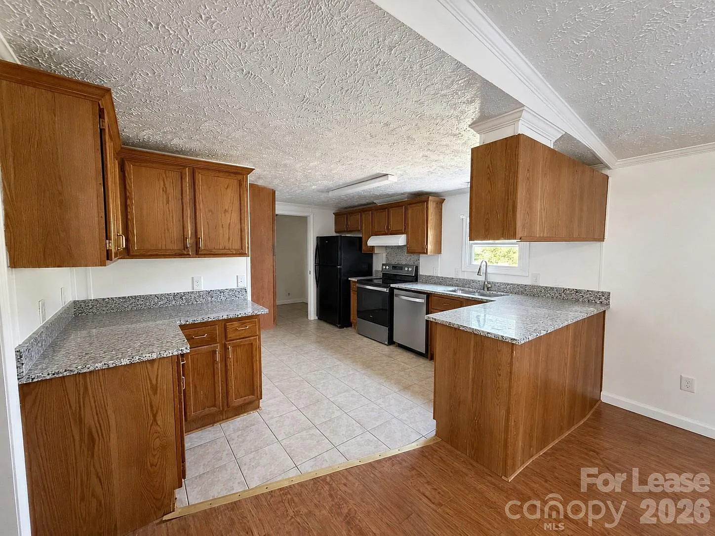 3 bed, 2.0 bath, 1400 sqft, $1,600 — Photo 2