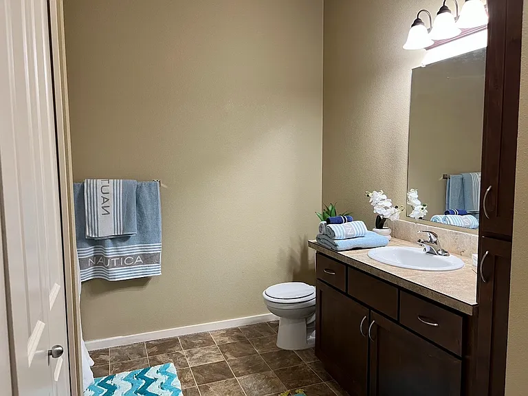 Catron Apartments - 1-3 Bedrooms 2 Bathrooms with In Unit Washer/Dryer and Internet — Photo 46