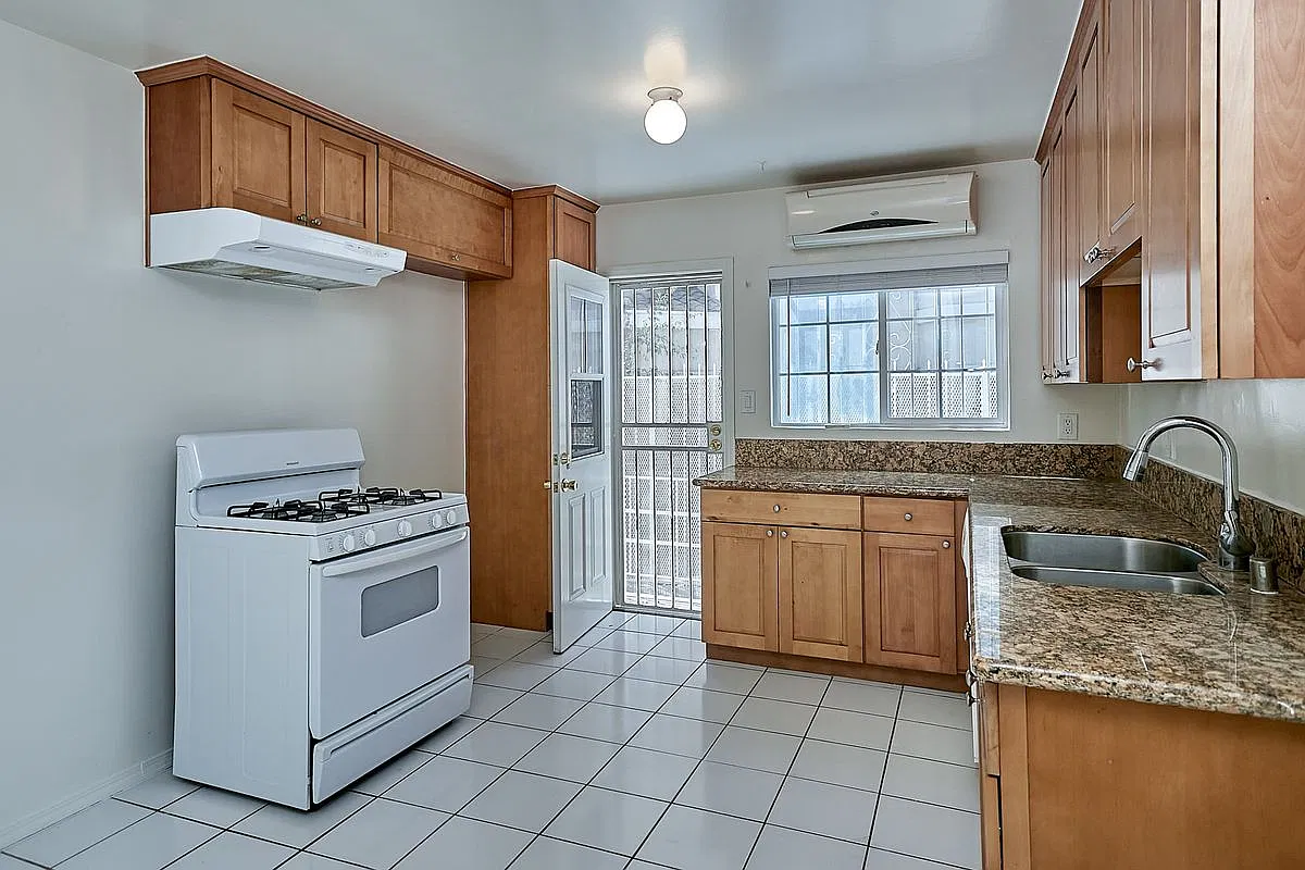 3 bed, 2.0 bath, 1500 sqft, $4,000 — Photo 2