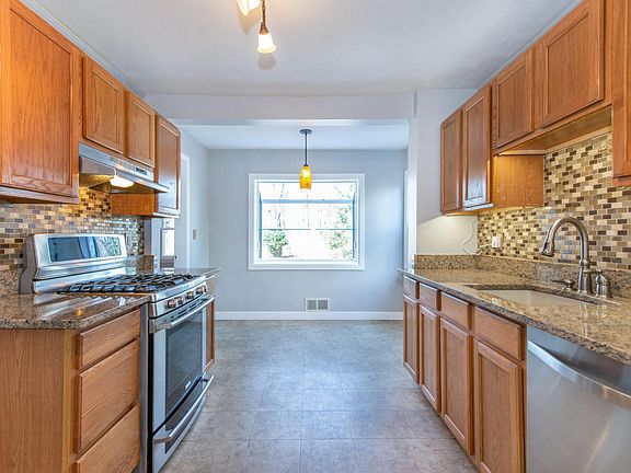 5th image of 484 Broughton Ave
