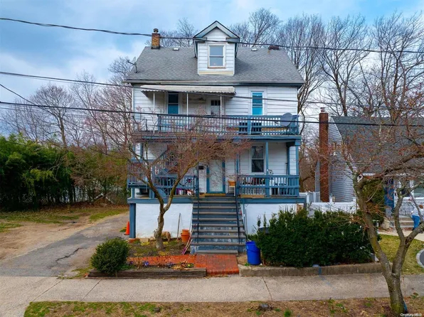 5 Charles Avenue, Port Washington, NY 11050