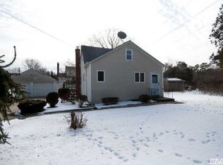 302 Weymouth St, Dix Hills, NY 11746