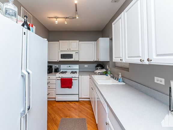 5th image of 2849 N Southport Ave #2849