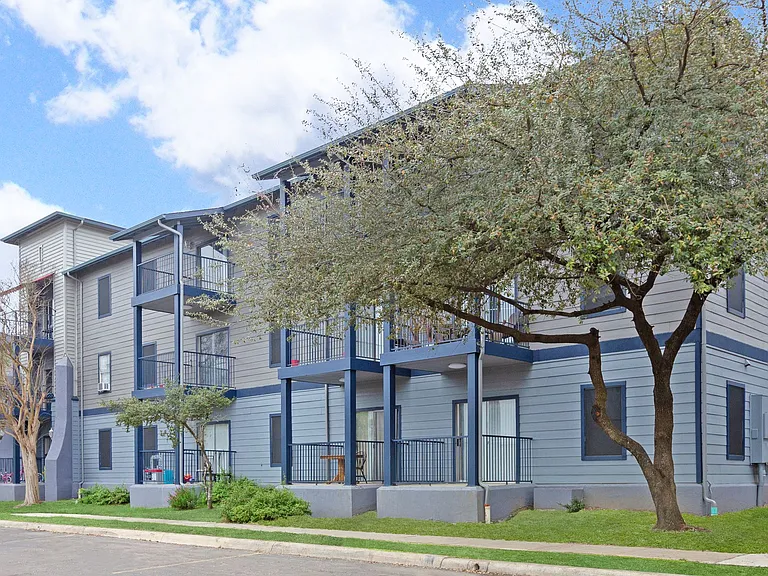 Lago Vista Apartments — Photo 1