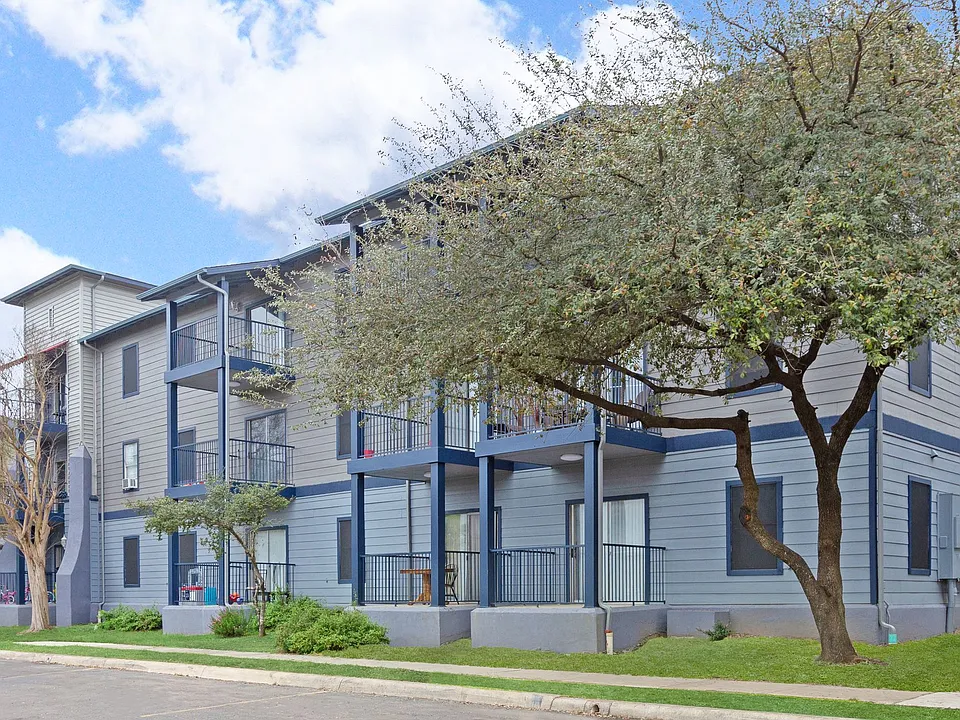Lago Vista Apartments