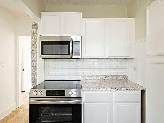 Brand new kitchen with high-end appliances!