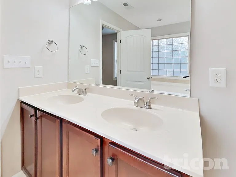 295 New Castle Ln — Photo 9