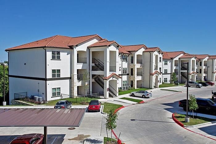 1st image of 1701 Oak Hill Ln #B2