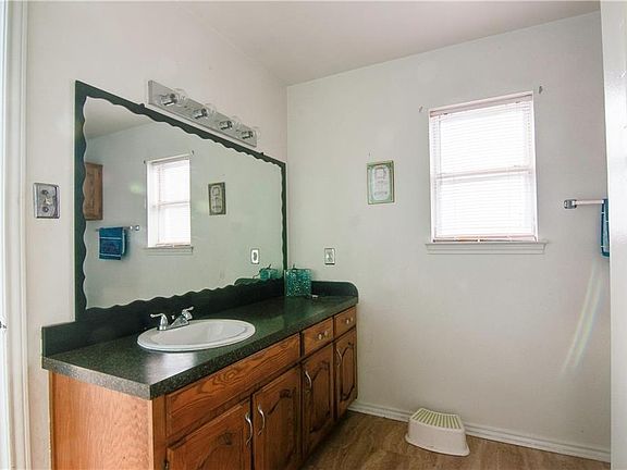 5th image of 217 Etta Ave