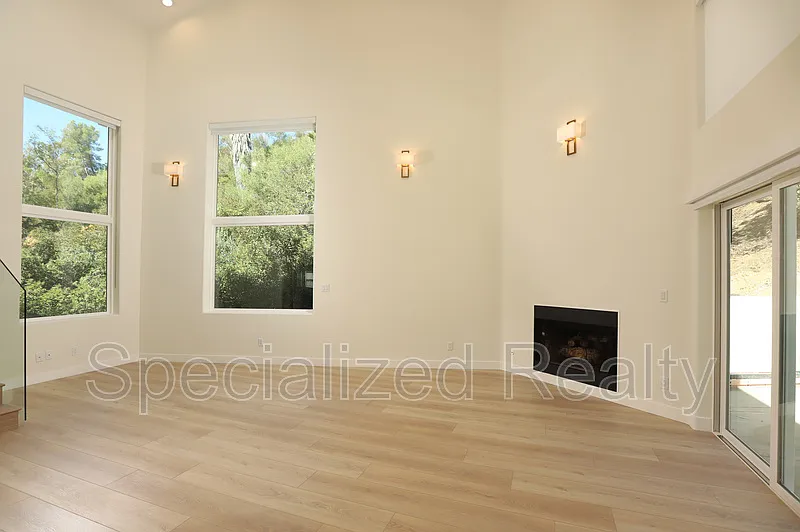 4 bed, 3.0 bath, 2800 sqft, $6,995 — Photo 2
