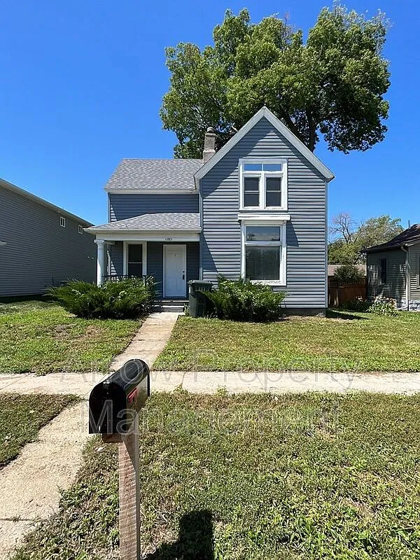 3 bed, 1.0 bath, 1196 sqft, $1,650 — Photo 1