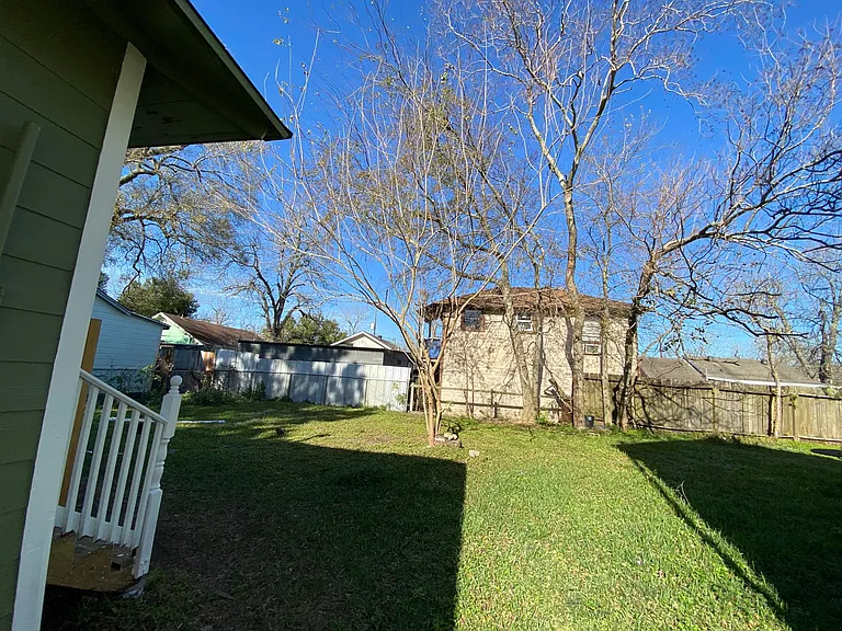 208 E Sterling St — Photo 9