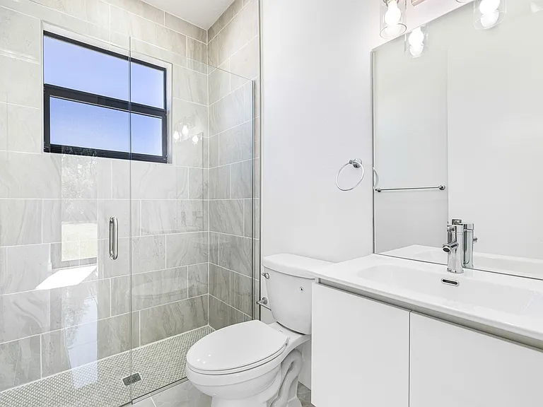 2833 NW 45th Pl — Photo 10