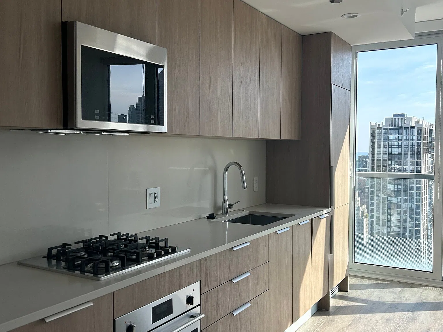 Old Town 1 Bedroom Convertible - prime location, beautiful finishes, several amenities — Photo 2