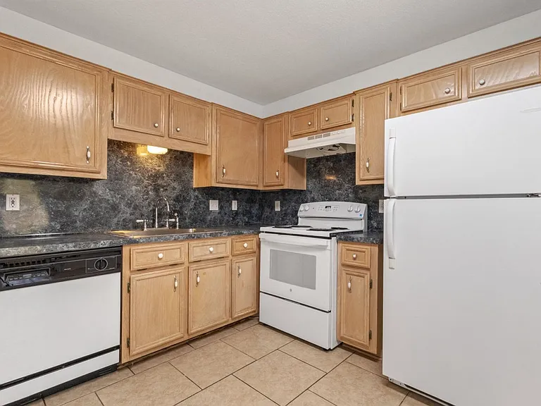 2410 Royal Crest Cir — Photo 7