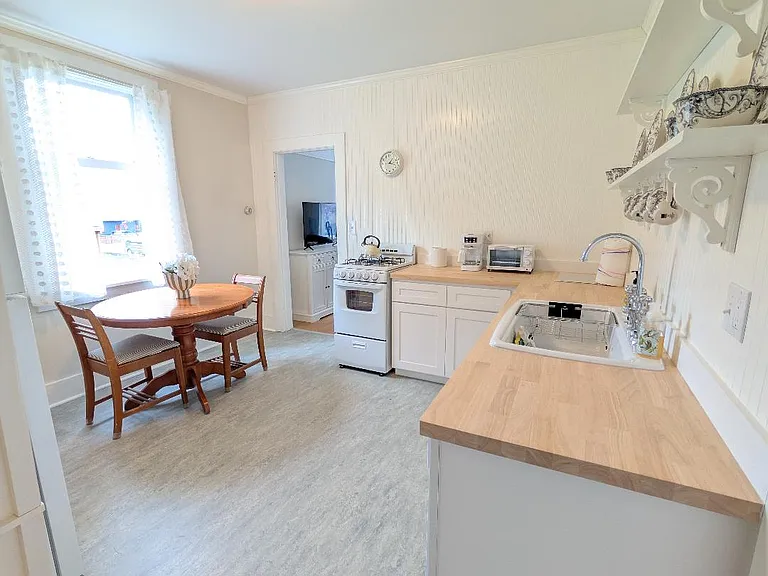 eat in kitchen newly renovated