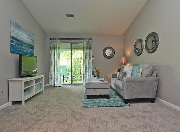 2nd image of 1210 Creve Coeur Crossing Ln APT I