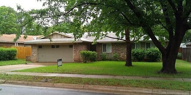 1st image of 704 Lamar Dr