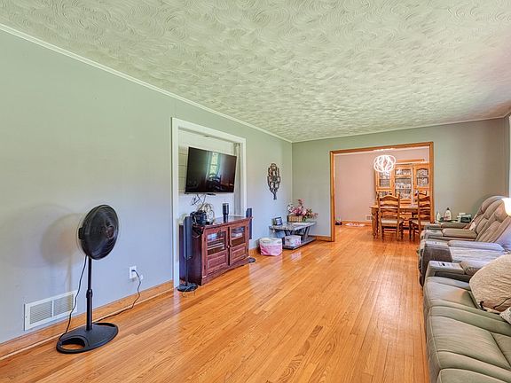 5th image of 135 Skyview Dr