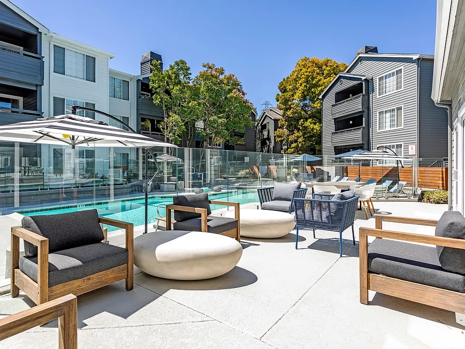 Pool Lounge