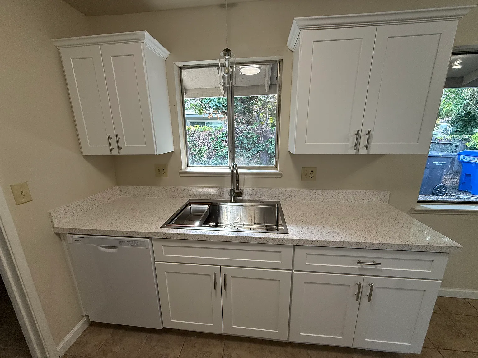 3 bed, 1008 sqft, $2,350 — Photo 2