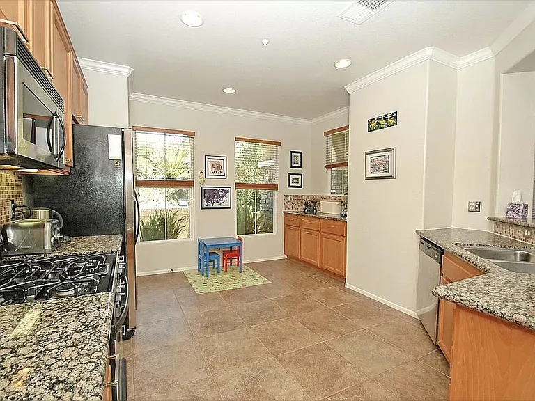 1146 Goddard St — Photo 12