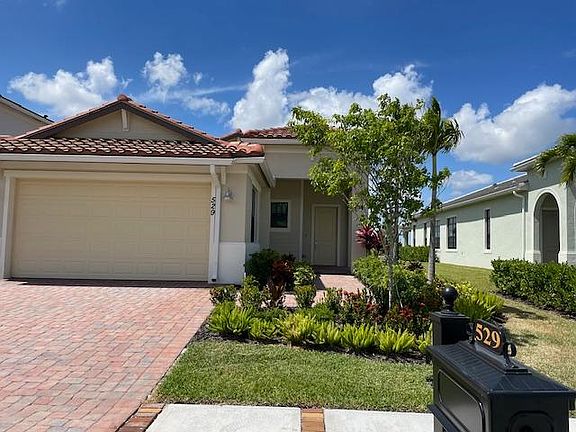 3rd image of 529 SE Fascino Cir