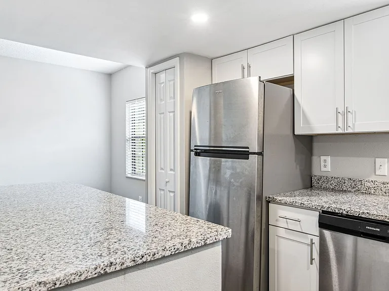 411 S Willow Ave — Photo 7