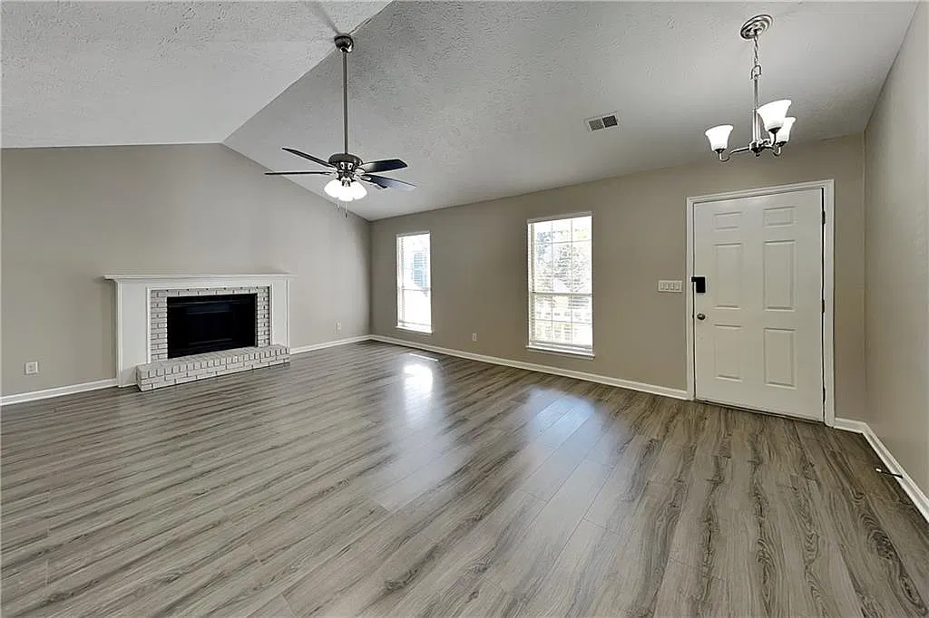 3 bed, 2.0 bath, 1440 sqft, $2,170 — Photo 2