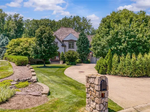 60 Hamlet Ct, Bratenahl, OH 44108