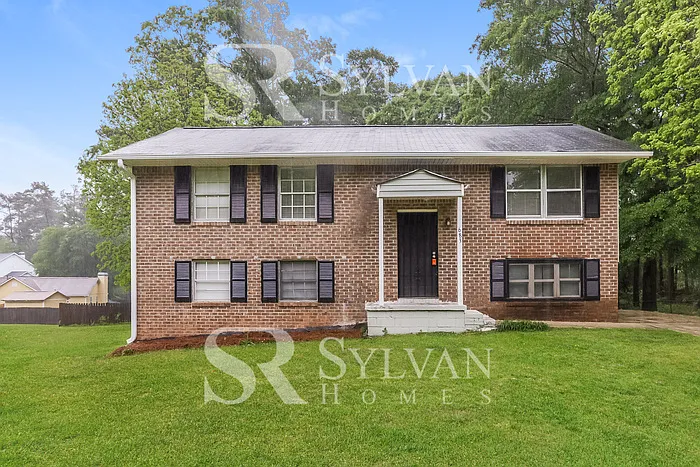 683 Roxbury Dr photo 1