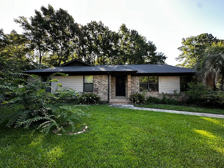 106 Lively Cir — Photo 1